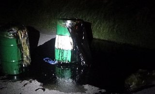 Die beiden ausgelaufenen Ölfässer in der schwarzen Lache. - Polizei Bielefeld Die beiden ausgelaufenen Ölfässer in der schwarzen Lache. - Polizei Bielefeld