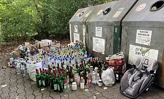 Ein Beispiel von vielen: Vor den überfüllten Glascontainern am Meierteich werden leere Flaschen aufgereiht, weil die Container nicht rechtzeitig geleert wurden. - Michael Schläger Ein Beispiel von vielen: Vor den überfüllten Glascontainern am Meierteich werden leere Flaschen aufgereiht, weil die Container nicht rechtzeitig geleert wurden. - Michael Schläger
