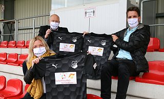 Präsentieren das neue Outfit: Theesens Vorstandsvorsitzender Heinz-Werner Stork, Torwarttrainer Johannes Ludwig und Anke Brandwein, Geschäftsführerin des Vereins Bunter Kreis OWL – Sonnenblume e.V. - Nicole Bentrup Präsentieren das neue Outfit: Theesens Vorstandsvorsitzender Heinz-Werner Stork, Torwarttrainer Johannes Ludwig und Anke Brandwein, Geschäftsführerin des Vereins Bunter Kreis OWL – Sonnenblume e.V. - Nicole Bentrup