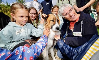 Hündin Laika begleitet in Bielefeld vor allem Kinder durch ihre Trauer. Auf dem Gnadenhof Sentana erleben sie, dass sie mit ihrem Schicksal nicht alleine sind. - Peter Unger Hündin Laika begleitet in Bielefeld vor allem Kinder durch ihre Trauer. Auf dem Gnadenhof Sentana erleben sie, dass sie mit ihrem Schicksal nicht alleine sind. - Peter Unger