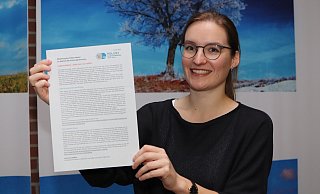 Katharina Willberg, Präventiosnberaterin der Kreispolizeibehörde Höxter zeigt den Brief an die Schüler und Eltern. - Polizei Höxter Katharina Willberg, Präventiosnberaterin der Kreispolizeibehörde Höxter zeigt den Brief an die Schüler und Eltern. - Polizei Höxter