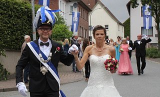 In einem wunderschönen, strahlend weißen Kleid: Königin Ulrike Bösser und ihr König Frank Bösser sorgten gemeinsam mit ihrem Hofstaat für eine tolle Stimmung beim Fest des Jahres. - Saskia Jochheim In einem wunderschönen, strahlend weißen Kleid: Königin Ulrike Bösser und ihr König Frank Bösser sorgten gemeinsam mit ihrem Hofstaat für eine tolle Stimmung beim Fest des Jahres. - Saskia Jochheim
