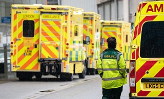 Eine Rettungssanitäterin geht an einer Reihe Krankenwagen vor einem Londoner Krankenhaus vorbei. - Foto: Dominic Lipinski/PA Wire/dpa Eine Rettungssanitäterin geht an einer Reihe Krankenwagen vor einem Londoner Krankenhaus vorbei. - Foto: Dominic Lipinski/PA Wire/dpa