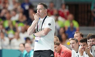 Handball-Bundestrainer Alfred Gislason verlor beim Sieg über Frankreich kurz den Durchblick. - Marcus Brandt/dpa Handball-Bundestrainer Alfred Gislason verlor beim Sieg über Frankreich kurz den Durchblick. - Marcus Brandt/dpa
