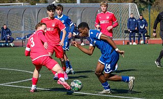 U17-Armine Ibrahima Fode Camara geht beim 2:0 im Landesliga-Derby gegen Theesens Louis Heck (l.) ins Dribbling. - Andreas Zobe U17-Armine Ibrahima Fode Camara geht beim 2:0 im Landesliga-Derby gegen Theesens Louis Heck (l.) ins Dribbling. - Andreas Zobe