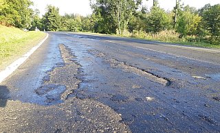 Die L 890 zwischen Ottbergen und Bosseborn geperrt worden. Der Asphalt hat sich durch die Hitze teilweise gelöst. - Simone Flörke Die L 890 zwischen Ottbergen und Bosseborn geperrt worden. Der Asphalt hat sich durch die Hitze teilweise gelöst. - Simone Flörke
