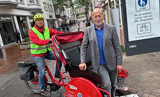 Eckhard Kröning (68, l.) und Rainer Jakobi (69) haben ältere und behinderte Menschen mit der Rikscha bis vor Kurzem trotz Verbots (im Hintergrund zu sehen) problemlos durch die Fußgängerzone kutschieren dürfen. Das ist nun nicht mehr möglich. - Christian Bröder Eckhard Kröning (68, l.) und Rainer Jakobi (69) haben ältere und behinderte Menschen mit der Rikscha bis vor Kurzem trotz Verbots (im Hintergrund zu sehen) problemlos durch die Fußgängerzone kutschieren dürfen. Das ist nun nicht mehr möglich. - Christian Bröder