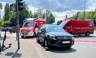 Ein 83-jähriger Pkw-Fahrer übersah beim Abbiegen in Gütersloh zwei Jungen auf einem E-Roller. - Thorsten Heß Ein 83-jähriger Pkw-Fahrer übersah beim Abbiegen in Gütersloh zwei Jungen auf einem E-Roller. - Thorsten Heß
