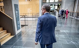 Armin Laschet verlässt die Sitzung der Landesgruppe NRW der CDU im neugewählten Bundestag. - Foto: Michael Kappeler/dpa Armin Laschet verlässt die Sitzung der Landesgruppe NRW der CDU im neugewählten Bundestag. - Foto: Michael Kappeler/dpa