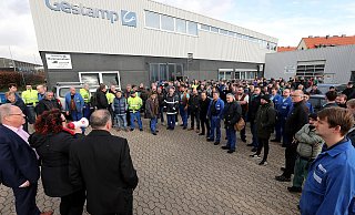 Die IG Metall informiert die Belegschaft von Gestamp bei einer Betriebsversammlung über den aktuellen Stand bei den Verhandlungen mit der Geschäftsführung. Ganz links Oberbürgermeister Pit Clausen. - Wolfgang Rudolf Die IG Metall informiert die Belegschaft von Gestamp bei einer Betriebsversammlung über den aktuellen Stand bei den Verhandlungen mit der Geschäftsführung. Ganz links Oberbürgermeister Pit Clausen. - Wolfgang Rudolf