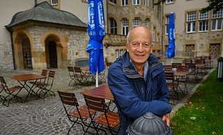 Friedrich Straetmanns, Bundestagskandidat der Linken, steht im Biergarten des Ratskellers. Sein Großvater Otto Straetmanns war bis 1960 Wirt des Lokals - Foto: Andreas Zobe/NW Friedrich Straetmanns, Bundestagskandidat der Linken, steht im Biergarten des Ratskellers. Sein Großvater Otto Straetmanns war bis 1960 Wirt des Lokals - Foto: Andreas Zobe/NW