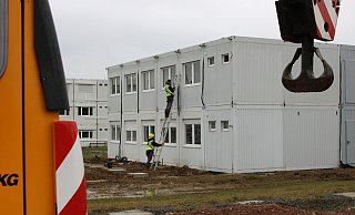Auf dem Bildungscampus wird derzeit ein Containerdorf für ukrainische Flüchtlinge aufgebaut. Die Stadt mietet diese Lösung von einem Herforder Unternehmen. - Phyllis Frieling Auf dem Bildungscampus wird derzeit ein Containerdorf für ukrainische Flüchtlinge aufgebaut. Die Stadt mietet diese Lösung von einem Herforder Unternehmen. - Phyllis Frieling