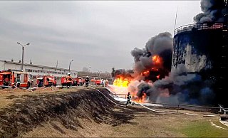 Die Feuerwehr löscht ein in Brand geratenes Öldepot in Russland. (Archivbild) - Uncredited/Russian Emergency Ministry Press Service/AP/dpa Die Feuerwehr löscht ein in Brand geratenes Öldepot in Russland. (Archivbild) - Uncredited/Russian Emergency Ministry Press Service/AP/dpa