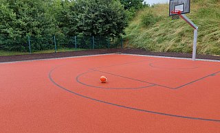 Die Basketballfläche im Paderborner Goldgrund ist ein High-Tech-Feld - doch viele Anlagen sehen anders aus. Nun wird untersucht, wo Spielflächen geräuscharm werden können. - Paderborner Sportservice Die Basketballfläche im Paderborner Goldgrund ist ein High-Tech-Feld - doch viele Anlagen sehen anders aus. Nun wird untersucht, wo Spielflächen geräuscharm werden können. - Paderborner Sportservice