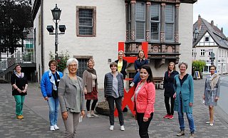 Die ehemalige Vorsitzende Ana Maria Castro de Linzner (vorne l.) übergibt die Führung des Höxteraner Zonta-Clubs an Ute Sievers (vorne r.). - Zonta-Club Die ehemalige Vorsitzende Ana Maria Castro de Linzner (vorne l.) übergibt die Führung des Höxteraner Zonta-Clubs an Ute Sievers (vorne r.). - Zonta-Club