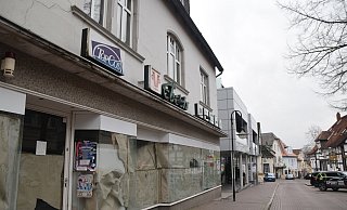 Leerstand: Wenn der Bescheid des Landes NRW denn bald in Enger eingeht, dann hat die Stadt die Möglichkeit, leer stehende Geschäftsräume - wie hier in der Burgstraße - anzumieten und dann wesentlich günstiger weiterzuvermieten. - Mareike Patock Leerstand: Wenn der Bescheid des Landes NRW denn bald in Enger eingeht, dann hat die Stadt die Möglichkeit, leer stehende Geschäftsräume - wie hier in der Burgstraße - anzumieten und dann wesentlich günstiger weiterzuvermieten. - Mareike Patock