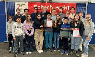 Das gemeinsame Gruppenfoto von den NRW-Titelkämpfen in Hamm zeigt die siegreichen Teams vom Pelizaeus-Gymnasium und vom Gymnasium Schloß Neuhaus sowie Schachtrainer Zoltán Nagy. - Privat Das gemeinsame Gruppenfoto von den NRW-Titelkämpfen in Hamm zeigt die siegreichen Teams vom Pelizaeus-Gymnasium und vom Gymnasium Schloß Neuhaus sowie Schachtrainer Zoltán Nagy. - Privat