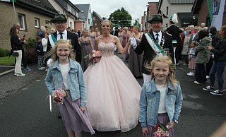 Das Königspaar André und Kathrin Rüsing in Begleitung ihrer Kinder Sophie und Pauline sowie Adjutanten Peter Hahn beim Festzug durch das Dorf. - Johannes Büttner Das Königspaar André und Kathrin Rüsing in Begleitung ihrer Kinder Sophie und Pauline sowie Adjutanten Peter Hahn beim Festzug durch das Dorf. - Johannes Büttner