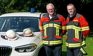 Mit Einsatzjacken, Helmen und Kommandowagen: Kreisbrandmeister Elmar Keuter (l.) und sein Stellvertreter Christoph Müller werden am Samstagabend mit dem Großen Zapfenstreich aus ihren Ämtern verabschiedet, - Ralph Meyer Mit Einsatzjacken, Helmen und Kommandowagen: Kreisbrandmeister Elmar Keuter (l.) und sein Stellvertreter Christoph Müller werden am Samstagabend mit dem Großen Zapfenstreich aus ihren Ämtern verabschiedet, - Ralph Meyer