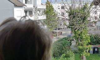 In ihrer Wohnung in Paderborn-Schloß Neuhaus fühlt sich Martina N. immer wieder von Brummgeräusen gestört. - Hans-Hermann Igges In ihrer Wohnung in Paderborn-Schloß Neuhaus fühlt sich Martina N. immer wieder von Brummgeräusen gestört. - Hans-Hermann Igges
