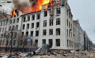 Dieses vom ukrainischen Katastrophenschutz veröffentlichte Foto zeigt einen Brand in einem Fakultätsgebäude der Universität Charkiw, der durch einen russischen Raketenangriff verursacht wurde. - Foto: Emergency Service Of Ukraine/PA Media/dpa Dieses vom ukrainischen Katastrophenschutz veröffentlichte Foto zeigt einen Brand in einem Fakultätsgebäude der Universität Charkiw, der durch einen russischen Raketenangriff verursacht wurde. - Foto: Emergency Service Of Ukraine/PA Media/dpa