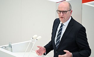 Mit der Bezahlkarte soll verhindert werden, dass Migranten Geld an Schlepper oder an ihre Familie oder Freunde ins Ausland überweisen. Mit dem gleichen Argument hat sich auch Dietmar Woidke (SPD) für eine solche Karte ausgesprochen. - Jens Kalaene/dpa Mit der Bezahlkarte soll verhindert werden, dass Migranten Geld an Schlepper oder an ihre Familie oder Freunde ins Ausland überweisen. Mit dem gleichen Argument hat sich auch Dietmar Woidke (SPD) für eine solche Karte ausgesprochen. - Jens Kalaene/dpa