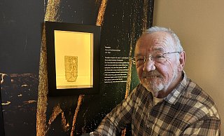Werner Bests Lieblingsstück in der Ausstellung ist das Pass-Glas, ein Glas für Trinkspiele aus der Zeit um 1600. Es erzähle eine Geschichte, sagt der Archäologe, deshalb gefalle es ihm so gut. - Ingrun Waschneck Werner Bests Lieblingsstück in der Ausstellung ist das Pass-Glas, ein Glas für Trinkspiele aus der Zeit um 1600. Es erzähle eine Geschichte, sagt der Archäologe, deshalb gefalle es ihm so gut. - Ingrun Waschneck