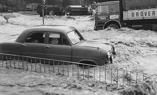 In der Paderborner Kernstadt trifft das Jahrhunderthochwasser besonders das Ükernviertel, hier am Gierstor. - Stadt- und Kreisarchiv Paderborn/Hanne In der Paderborner Kernstadt trifft das Jahrhunderthochwasser besonders das Ükernviertel, hier am Gierstor. - Stadt- und Kreisarchiv Paderborn/Hanne