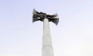16 Meter hoch ist der Mast an der Ecke von Eichendorffstraße und Am Bühlbusch. Er wurde eigens für die Sirenen aufgestellt, die das umliegende Wohngebiet beschallen können. - Roland Thöring 16 Meter hoch ist der Mast an der Ecke von Eichendorffstraße und Am Bühlbusch. Er wurde eigens für die Sirenen aufgestellt, die das umliegende Wohngebiet beschallen können. - Roland Thöring