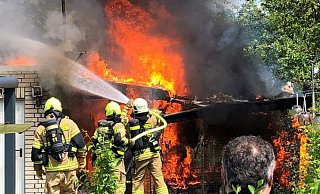 Beim Eintreffen der Feuerwehr brannte der Anbau lichterloh. - Feuerwehr Paderborn Beim Eintreffen der Feuerwehr brannte der Anbau lichterloh. - Feuerwehr Paderborn