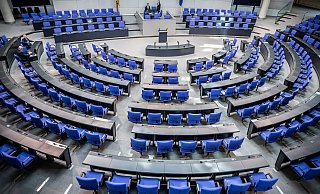 Mit der neuen Reform soll der auf 736 Abgeordnete angewachsene deutsche Bundestag ab der nächsten Wahl dauerhaft auf 630 Mandate verkleinert werden. - Michael Kappeler/dpa Mit der neuen Reform soll der auf 736 Abgeordnete angewachsene deutsche Bundestag ab der nächsten Wahl dauerhaft auf 630 Mandate verkleinert werden. - Michael Kappeler/dpa