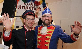 Die vorerst letzte Begegnung der Bürgermeisterkandidaten Tobias Scherf (CDU, l.) und Eric Volmert (SPD) fand am Rosenmontag beim Meisterfrühstück im Warburger Karneval statt. - Dieter Scholz Die vorerst letzte Begegnung der Bürgermeisterkandidaten Tobias Scherf (CDU, l.) und Eric Volmert (SPD) fand am Rosenmontag beim Meisterfrühstück im Warburger Karneval statt. - Dieter Scholz