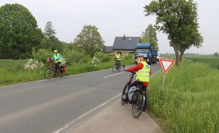 Helmut Stickdorn (r.) muss den Radweg verlassen, wenn er weiter Richtung Koblenzer Straße fahren will. - Dirk Windmöller Helmut Stickdorn (r.) muss den Radweg verlassen, wenn er weiter Richtung Koblenzer Straße fahren will. - Dirk Windmöller