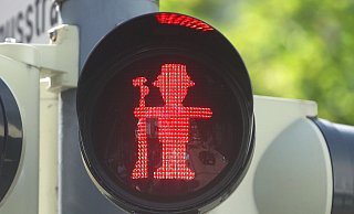 Wenn ein Grenadier den Verkehr zum Halten bewegt. - picture alliance/dpa Wenn ein Grenadier den Verkehr zum Halten bewegt. - picture alliance/dpa
