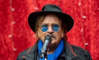 Frank Zander im letzten Jahr bei einer Weihnachtsaktion für Obdachlose und Bedürftige in Berlin. - Christophe Gateau/dpa Frank Zander im letzten Jahr bei einer Weihnachtsaktion für Obdachlose und Bedürftige in Berlin. - Christophe Gateau/dpa