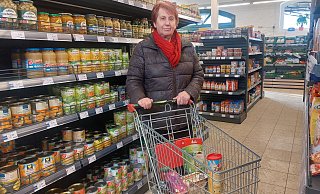 Fast 30 Jahre hat Dagmar Redmann im Schwalenberger Markt gearbeitet. Jetzt ist sie gerne als Kundin dort. - Michaela Weiße Fast 30 Jahre hat Dagmar Redmann im Schwalenberger Markt gearbeitet. Jetzt ist sie gerne als Kundin dort. - Michaela Weiße