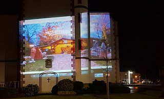 Die Westenholzer Kirche wird bei der Illumination als riesengroßer Leinwandersatz dienen. Das sah schon bei der Probe eindrucksvoll aus. - Karin Morfeld Die Westenholzer Kirche wird bei der Illumination als riesengroßer Leinwandersatz dienen. Das sah schon bei der Probe eindrucksvoll aus. - Karin Morfeld