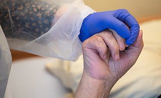 Wenn eine Infektion einmal in einem Heim ist, ist sie nur schwer einzudämmen. Auch, wenn die Mitarbeiter alles dafür tun, um die Bewohner zu schützen. - Foto: DPA Wenn eine Infektion einmal in einem Heim ist, ist sie nur schwer einzudämmen. Auch, wenn die Mitarbeiter alles dafür tun, um die Bewohner zu schützen. - Foto: DPA