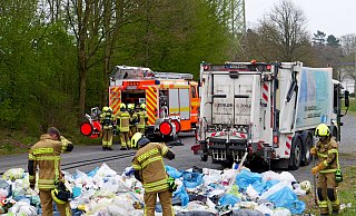 Durch einen defekten Akkustaubsauger, der in einer der gelben Wertstofftonne entsorgt worden war, geriet die Ladung eines Paderborner Müllwagens in Brand. - Ralph Meyer Durch einen defekten Akkustaubsauger, der in einer der gelben Wertstofftonne entsorgt worden war, geriet die Ladung eines Paderborner Müllwagens in Brand. - Ralph Meyer