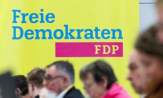 «Soll die FDP die Koalition mit SPD und Grünen als Teil der Bundesregierung beenden?» - Diese Frage sollen nun die FDP-Mitglieder beantworten. - Friso Gentsch/dpa «Soll die FDP die Koalition mit SPD und Grünen als Teil der Bundesregierung beenden?» - Diese Frage sollen nun die FDP-Mitglieder beantworten. - Friso Gentsch/dpa
