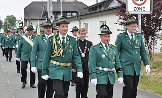 Brudermeister Michael Blumenthal, der stellvertretende Oberst Peter Joachim und der stellvertretende Brudermeister René Ortjohann (vorne v. l.). - Karin Prignitz Brudermeister Michael Blumenthal, der stellvertretende Oberst Peter Joachim und der stellvertretende Brudermeister René Ortjohann (vorne v. l.). - Karin Prignitz