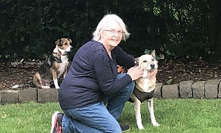 Mura passt auf, Ulla Müller knuddelt Maxim, der sich hinter seiner Hecke hervorgewagt hat. Und die Fotografin im Auge behält. - Silke Kröger Mura passt auf, Ulla Müller knuddelt Maxim, der sich hinter seiner Hecke hervorgewagt hat. Und die Fotografin im Auge behält. - Silke Kröger