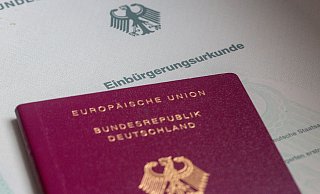 Das neue Gesetz sieht vor, dass Zuwanderer bereits nach fünf Jahren Aufenthalt in Deutschland Staatsbürger werden können, vorausgesetzt sie können ihren Lebensunterhalt ohne staatliche Hilfe bestreiten. - Fernando Gutierrez-Juarez/dpa Das neue Gesetz sieht vor, dass Zuwanderer bereits nach fünf Jahren Aufenthalt in Deutschland Staatsbürger werden können, vorausgesetzt sie können ihren Lebensunterhalt ohne staatliche Hilfe bestreiten. - Fernando Gutierrez-Juarez/dpa