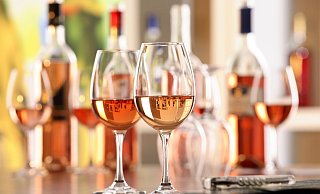 Wein-Liebhaber sollen ebenso auf ihre Kosten kommen wie die Gäste, die Biere aus der Region bevorzugen. - Privat Wein-Liebhaber sollen ebenso auf ihre Kosten kommen wie die Gäste, die Biere aus der Region bevorzugen. - Privat
