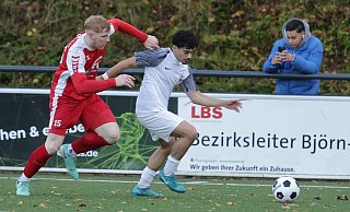 Sind mit reichlich Tempo unterwegs: Der Loher Emirhan Tasci (r.) läuft Ron Balke davon. - Benjamin Bueschenfeld Sind mit reichlich Tempo unterwegs: Der Loher Emirhan Tasci (r.) läuft Ron Balke davon. - Benjamin Bueschenfeld