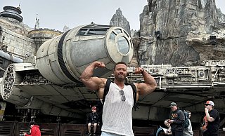 Während seiner USA-Reise besucht Luc Steinker auch den Millenium-Falcon im "Disneyland". - Steinker Coaching Während seiner USA-Reise besucht Luc Steinker auch den Millenium-Falcon im "Disneyland". - Steinker Coaching