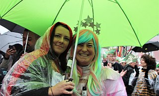 Unterm Regenschirm geht's auch: Steinheims Jecken behielten trotz Hudelwetters beste Laune und feierten den Sessionsbeginn ausgelassen. - Madita Schellenberg Unterm Regenschirm geht's auch: Steinheims Jecken behielten trotz Hudelwetters beste Laune und feierten den Sessionsbeginn ausgelassen. - Madita Schellenberg