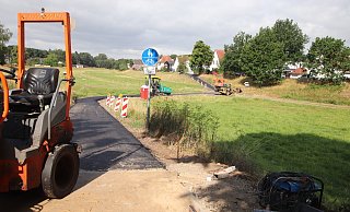 Neuer Asphalt: Der Radweg durch die Flutmulde zwischen dem Schwarzen Weg und der Straße Am Muldedamm bekommt einen neuen Fahrbahnbelag. - Heidi Froreich Neuer Asphalt: Der Radweg durch die Flutmulde zwischen dem Schwarzen Weg und der Straße Am Muldedamm bekommt einen neuen Fahrbahnbelag. - Heidi Froreich