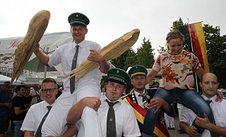 Umjubelt: Jan Bökmann und Eva Tillmann bilden das neue Königspaar des SchützenvereinVerlar. - Johannes Büttner Umjubelt: Jan Bökmann und Eva Tillmann bilden das neue Königspaar des SchützenvereinVerlar. - Johannes Büttner