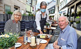 Neues Lebensgefühl auf der Ritterstraße: Cecilie und Rudolf Schunicht genießen das Essen in der neuen Außengastronomie von Klötzer’s Restaurant, Bedienung Kerstin Niemann ist froh, wieder bedienen zu dürfen. Der Altstadt-Test macht’s möglich. - Barbara Franke Neues Lebensgefühl auf der Ritterstraße: Cecilie und Rudolf Schunicht genießen das Essen in der neuen Außengastronomie von Klötzer’s Restaurant, Bedienung Kerstin Niemann ist froh, wieder bedienen zu dürfen. Der Altstadt-Test macht’s möglich. - Barbara Franke